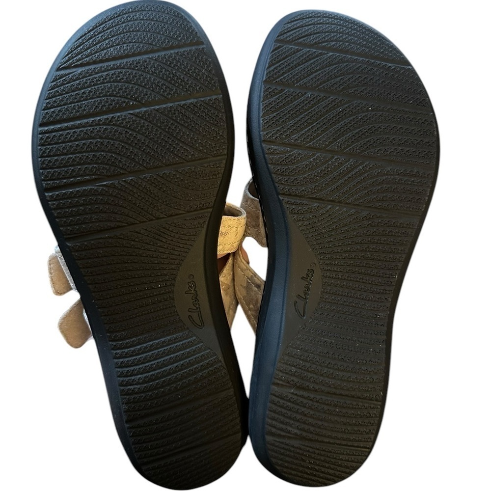 Clark’s Sand Beige Muted Floral Laurieann Gemma Thong Sandal Adjustable - Picture 10 of 10